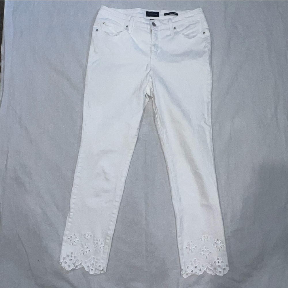 Charter Club Bristol Skinny Ankle. Size 6. White. Eyelet hem.